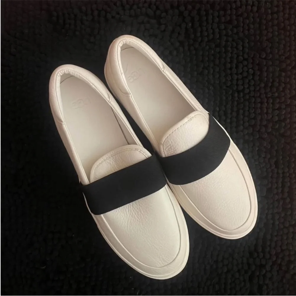 UGG – Chayze Slip-On Sneakers – White / Black Logo Band – Sz. 10